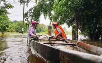 Người dân miền quê phía tây TP.Đà Nẵng chèo ghe “chạy lũ”