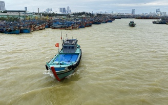 'Chạy' bão số 13, ngư dân Đà Nẵng kéo thuyền lên bờ trước giờ 'giới nghiêm'