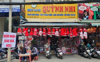 Người dân Đà Nẵng tiết kiệm sau dịch Covid-19, các shop Giáng sinh... chờ khách