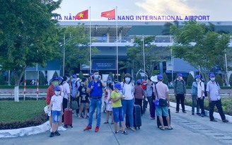 Du khách ùn ùn đến Đà Nẵng: 'Vui chơi vẫn tăng cường phòng, chống dịch Covid-19'
