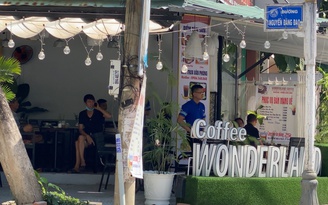 Đà Nẵng: Quán cà phê phục vụ khách tại chỗ bất chấp lệnh cấm để phòng dịch Covid-19