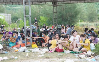 Hàng nghìn người chờ bố trí cách ly ở chốt kiểm dịch phía nam Thừa Thiên - Huế