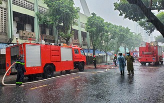 Đà Nẵng: Lính cứu hỏa dầm mưa chữa cháy ki ốt trong sân vận động Chi Lăng