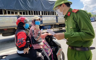 Đưa con rời Đà Nẵng về quê đi học: Không được qua chốt vì thiếu giấy tờ