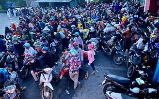 Đà Nẵng: Công an dẫn đường, giám sát người đi xe máy về quê ra sao?