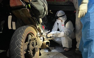 Sinh viên xuyên đêm sửa xe cho người về quê trên đỉnh Hải Vân