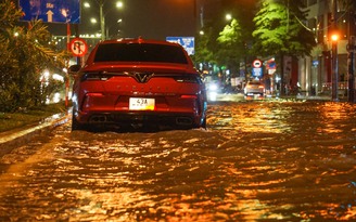 Đà Nẵng: Mưa lớn khiến phố phường ngập, phương tiện chết máy giữa biển nước