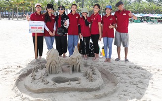 'Xây lâu đài' cát nhắn nhủ du khách bảo vệ môi trường