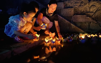 Người dân thả hoa đăng rực sáng dòng Thạch Hãn sau chương trình 'Khát vọng hòa bình'