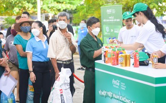 Người Đà Nẵng hào hứng mang chai nhựa đổi nước giải khát, chung tay phân loại rác