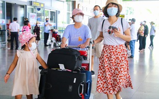 Sân bay Đà Nẵng chật kín người, tài xế taxi 'vui như Tết'