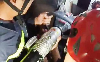 Đà Nẵng: Cảnh sát dùng máy banh thủy lực cứu 2 người mắc kẹt trong thang máy