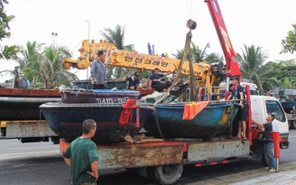 Bão Noru: Ngư dân Đà Nẵng chủ động thuê xe cẩu đưa thuyền lên bờ từ sớm