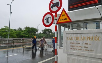 Bão Noru: Đà Nẵng dựng rào chắn 'đóng' cầu Thuận Phước vì gió quá lớn