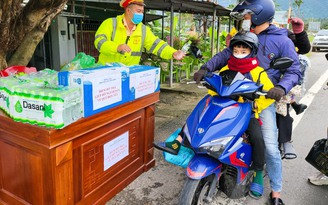 ‘Mưa tim’ dành tặng CSGT tiếp sức người về quê ăn tết ở đèo Hải Vân