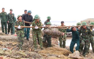 Di dời quả bom nặng hơn 100 kg dưới sông Hồng