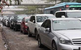 Hàng trăm ô tô xếp hàng dài, người Hà Nội ám ảnh khi đi đăng kiểm