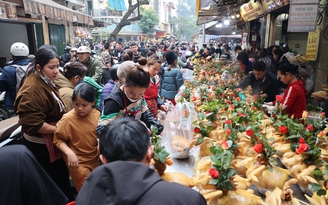 Người Hà Nội chen chân mua gà cúng gần triệu đồng/con ngày 30 tết