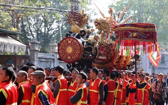 'Biển' người tham dự lễ hội rước pháo khổng lồ Đồng Kỵ