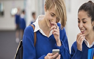 Anh: Cấm học sinh dùng điện thoại, kết quả học tốt hơn