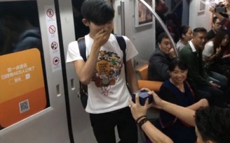 Xôn xao cặp đồng tính Trung Quốc cầu hôn trên tàu điện