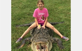 Kinh ngạc bé gái 10 tuổi một phát hạ cá sấu khổng lồ