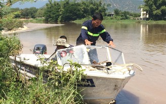 Vượt sông bằng xe bò, ba người bị nước lũ cuốn mất tích