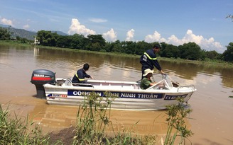 Tìm thấy thi thể 3 người bị lũ cuốn khi qua sông bằng xe bò