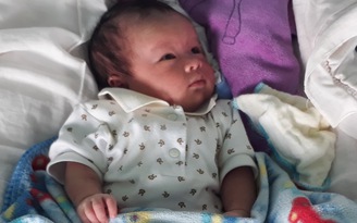 Bé sơ sinh 2 tuần tuổi bị bỏ rơi trước cổng chùa ở Ninh Thuận