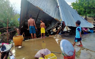 Ninh Thuận: Mưa giông kèm lốc xoáy làm hư hỏng 110 căn nhà
