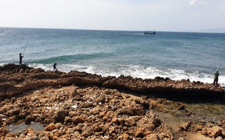 Ninh Thuận: Hai người đi câu cá bị sóng biển đánh mất tích