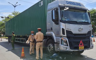 Ninh Thuận: Xe container cán nát xe máy, một người thoát nạn trong gang tấc