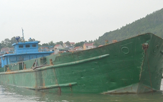 Bắt giữ tàu đổ bùn thải ra biển