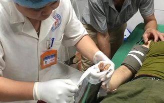 Một phụ nữ nhập viện với bàn tay bị mắc kẹt trong cối xay thịt