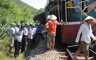 Tàu hỏa lại bị trật bánh vì đâm xe tải băng qua đường ngang