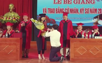 Phó bí thư đoàn trường quỳ gối cầu hôn sinh viên trong lễ trao bằng tốt nghiệp
