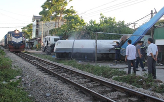 Tàu hỏa đâm xe bồn, 3 người bị thương