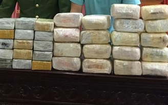 Bắt 2 nghi phạm Lào vận chuyển 30 bánh heroin và 18 kg ma túy đá
