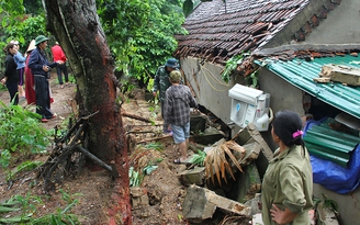 Nghệ An: Sập tường nhà do mưa lũ, 3 người thoát chết trong gang tấc