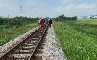 Nghệ An: Điều tra vụ bé gái tử vong bất thường bên đường ray