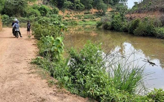 Nghệ An: Xe máy lao xuống hố nước, 2 mẹ con thiệt mạng