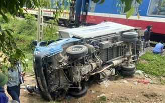 Nghệ An: Tàu SE7 đâm xe tải băng ngang đường sắt, 1 người chết, 1 người bị thương