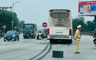 Nghệ An: Va chạm giữa xe máy và xe khách, 2 phụ nữ tử vong