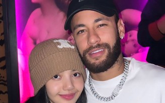 Lisa (BlackPink) đăng ảnh bên Neymar khiến fan 'phát sốt'