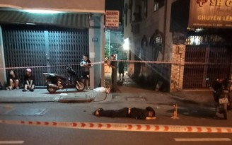 TP.HCM: Người đàn ông tử vong úp mặt trên đường, nghi bị đâm