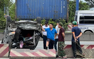 TP.HCM: Ô tô lật nhào sau va chạm với container, cầu Rạch Chiếc ùn tắc kéo dài