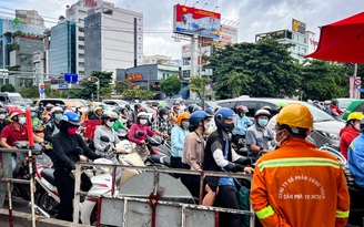 TP.HCM: Kẹt xe kéo dài trong ngày đầu cấm xe qua cầu Nguyễn Hữu Cảnh
