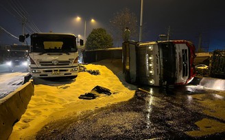 TP.HCM: Nhiều giờ giải cứu QL 1 do tai nạn lật xe tải chở gạo