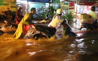 Mưa lớn cuối ngày, nhiều tuyến đường ở TP.Thủ Đức ngập sâu, xe chết máy