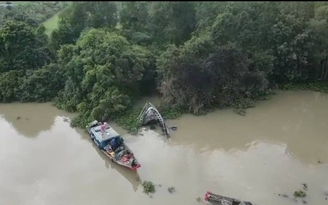 TP.HCM: Trục vớt du thuyền 6 tỉ đồng bị cháy, chìm trên sông Sài Gòn